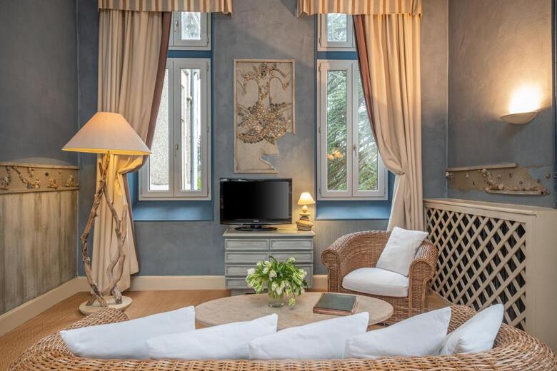 Inter-hotel Le Chateau Des Reynats