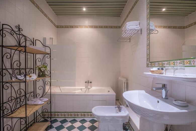 Inter-hotel Le Chateau Des Reynats