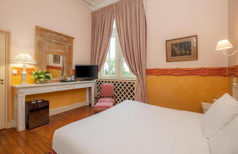 Inter-hotel Le Chateau Des Reynats