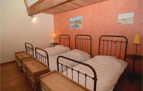 Holiday Home Mas De La Tour De Lubiere