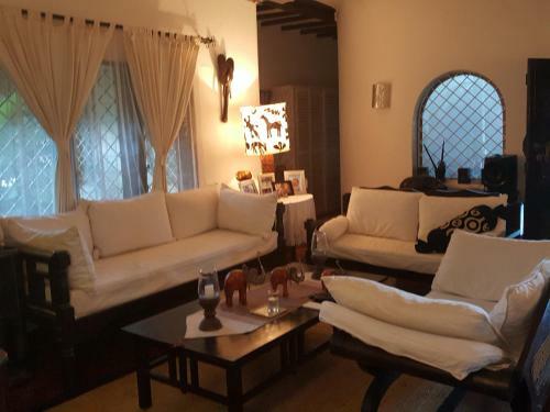 Bed & Breakfast Luna House Moyo Wa Dunia Ltd