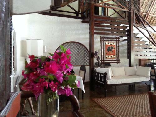 Bed & Breakfast Luna House Moyo Wa Dunia Ltd