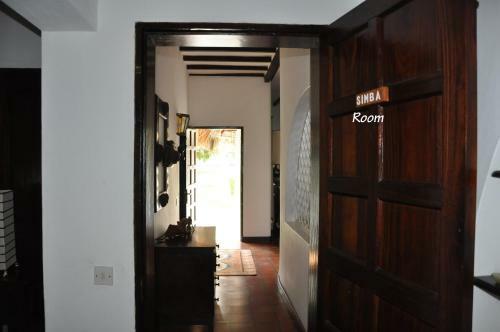 Bed & Breakfast Luna House Moyo Wa Dunia Ltd
