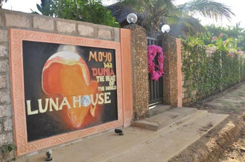 Bed & Breakfast Luna House Moyo Wa Dunia Ltd