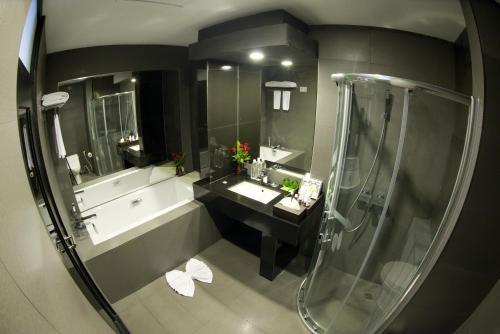 Avenue 64 Hotel