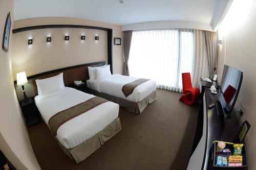 Avenue 64 Hotel