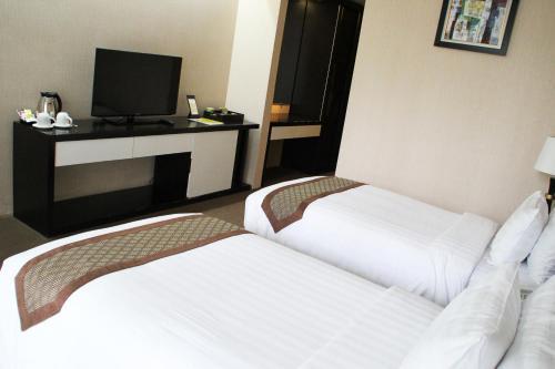 Avenue 64 Hotel