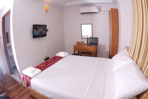 Holiday Hotel