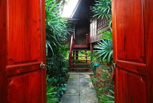 Hotel Sugar Hut Resort & Restaurant