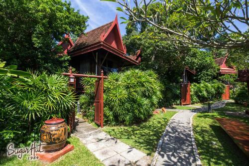Hotel Sugar Hut Resort & Restaurant