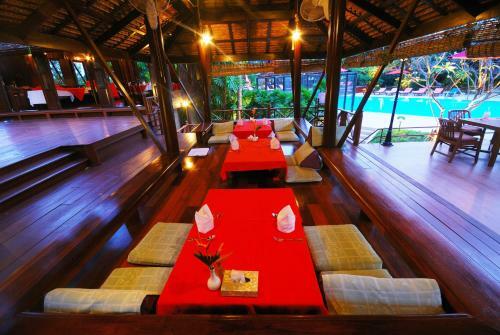 Hotel Sugar Hut Resort & Restaurant