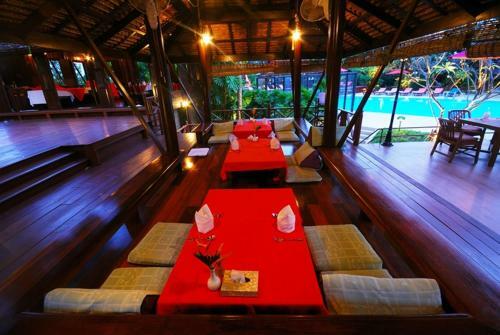 Hotel Sugar Hut Resort & Restaurant