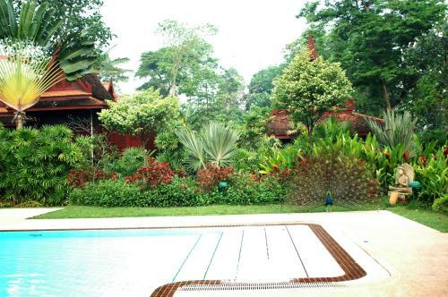 Hotel Sugar Hut Resort & Restaurant