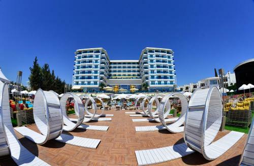 Hotel Azura Deluxe Resort & Spa