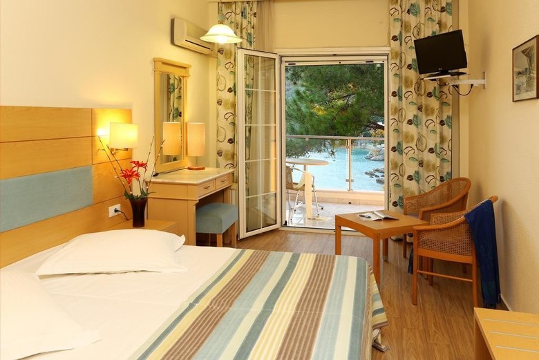 Akrotiri Hotel