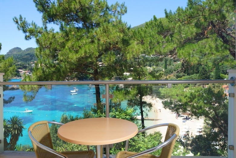 Akrotiri Hotel