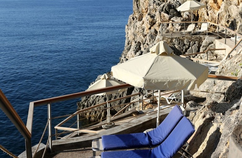 Akrotiri Hotel