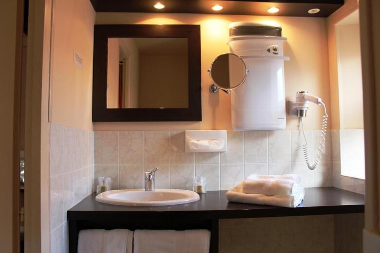 Hotel Azal�es