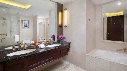 Jinling Treasure Island International Hotel