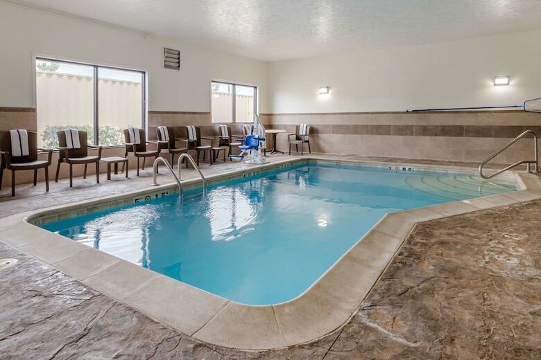 Hotel Comfort Suites Speedway - Kansas City