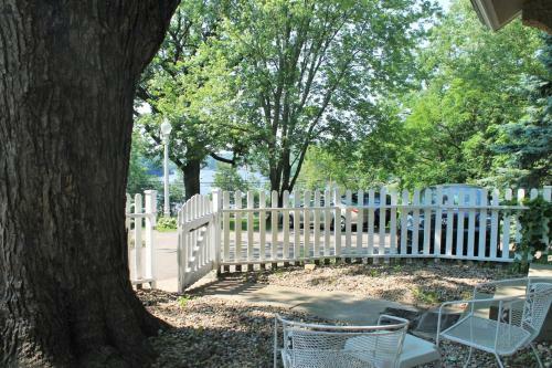 Bed & Breakfast White Rose Inns & Motel