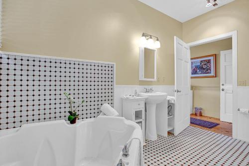 Bed & Breakfast White Rose Inns & Motel