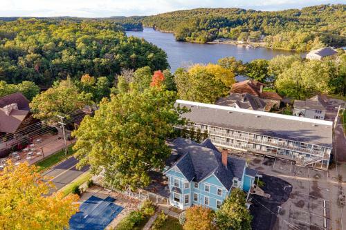 Bed & Breakfast White Rose Inns & Motel