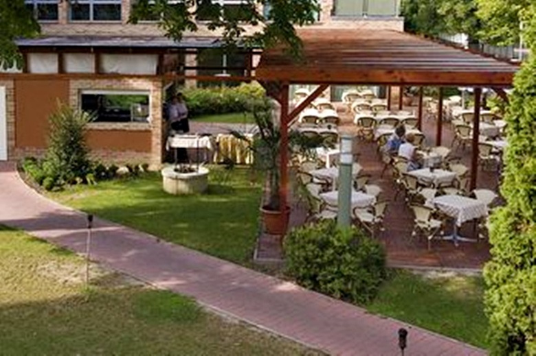 Holiday Beach Budapest Wellness Hotel With Sauna Park