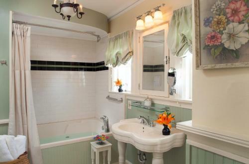 A G Thomson House Duluth Bed And Breakfast