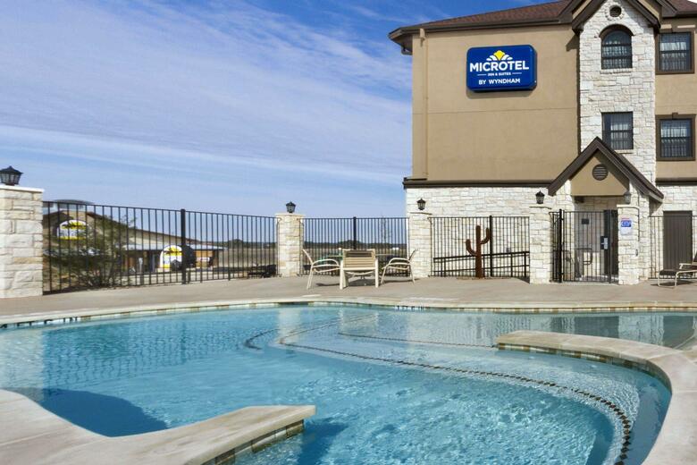 Hotel Microtel Inn & Suites By Wyndham Buda