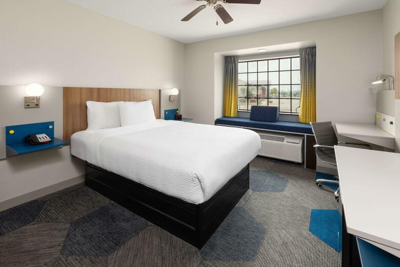 Hotel Microtel Inn & Suites By Wyndham Buda