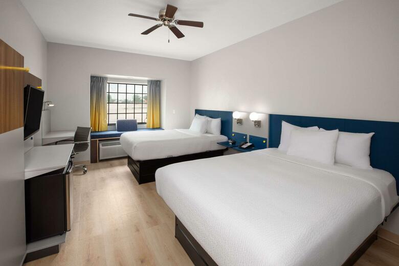Hotel Microtel Inn & Suites By Wyndham Buda