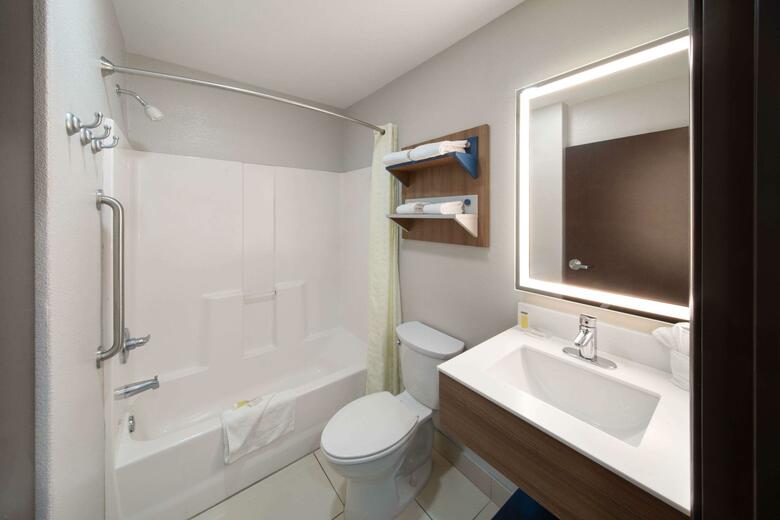 Hotel Microtel Inn & Suites By Wyndham Buda