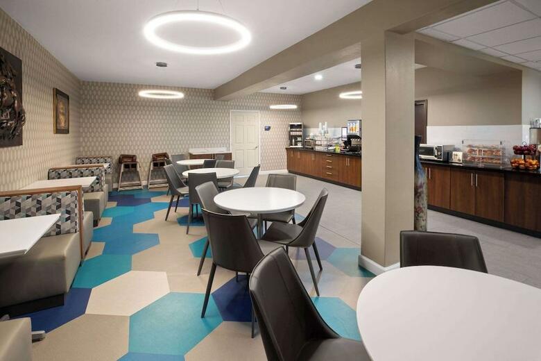 Hotel Microtel Inn & Suites By Wyndham Buda