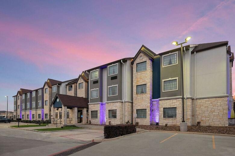 Hotel Microtel Inn & Suites By Wyndham Buda