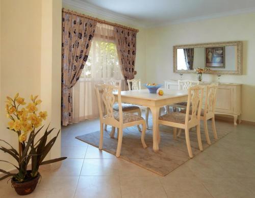 Hostal Oasis Parque Country Club