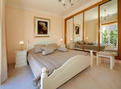 Hostal Oasis Parque Country Club