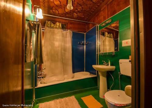 Houseboat Lily Of Nageen