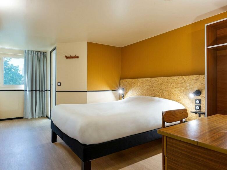 Kyriad Villeneuve La Garenne Hotel
