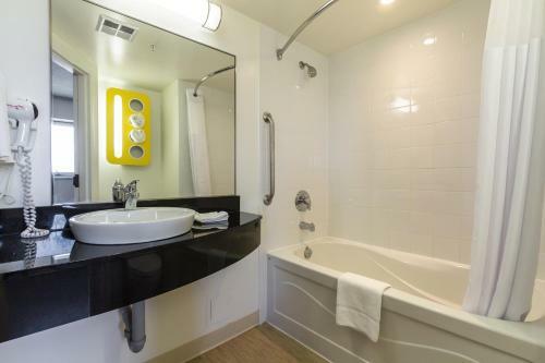 Motel 6 Kingston Ontario