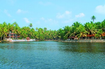 Hotel Beach And Lake Ayurvedic Resort