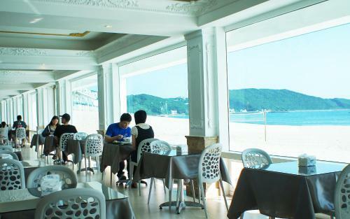 Hotel White House Beach Resort