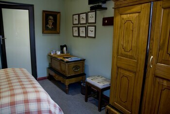 Hostal The Crown Guest House
