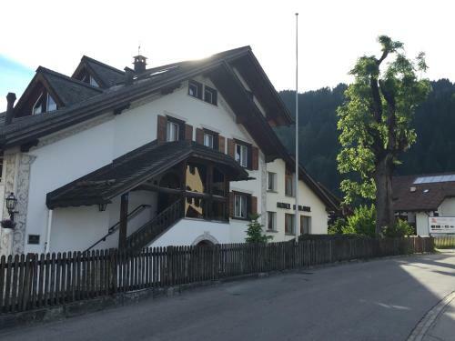 Bellaval Hotel & Restaurant