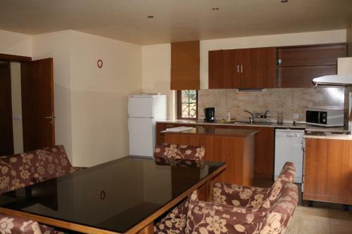 Hostal Dyulgerite Complex
