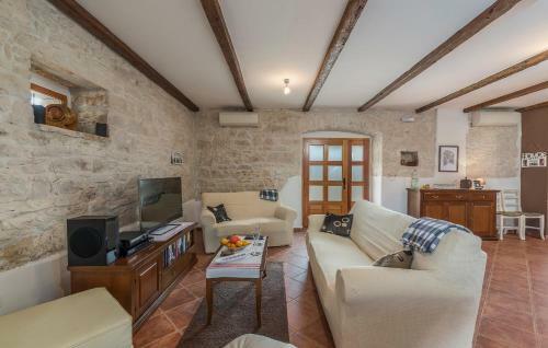 Hostal Holiday Home Peresiji 81