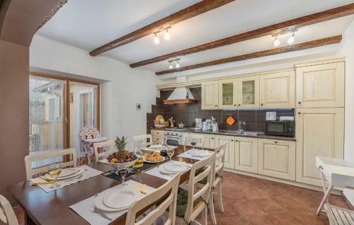 Hostal Holiday Home Peresiji 81