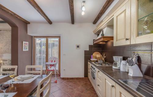 Hostal Holiday Home Peresiji 81
