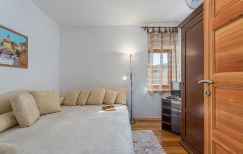 Hostal Holiday Home Peresiji 81