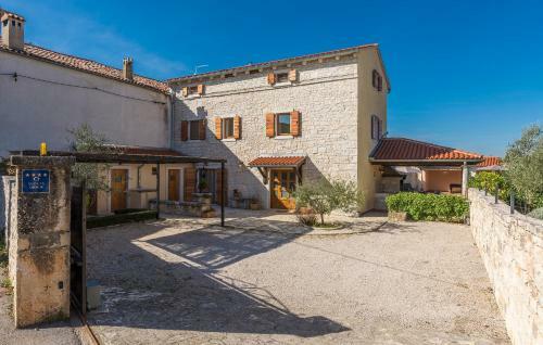 Hostal Holiday Home Peresiji 81